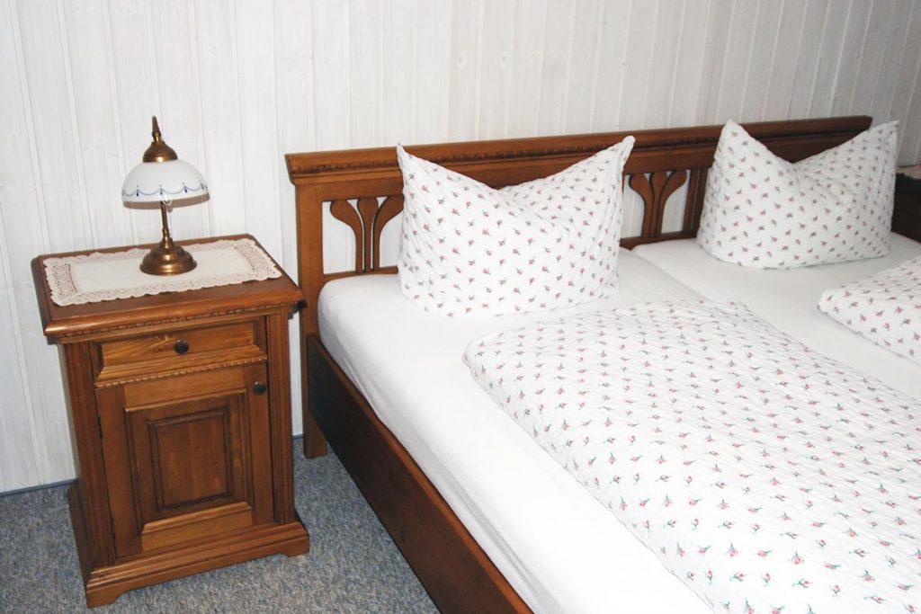 wetterstein-bett-nachttisch